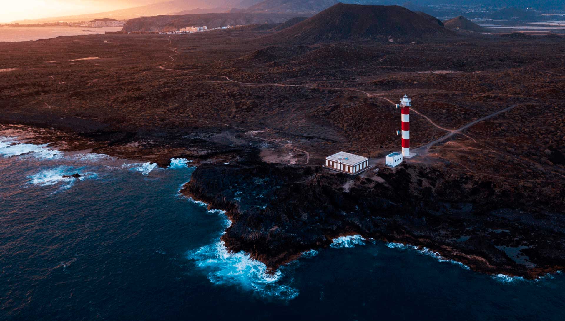 Comprometidos con Nuestra Gente - Isla de Tenerife en Canarias donde se visualiza un acantilado con un faro
