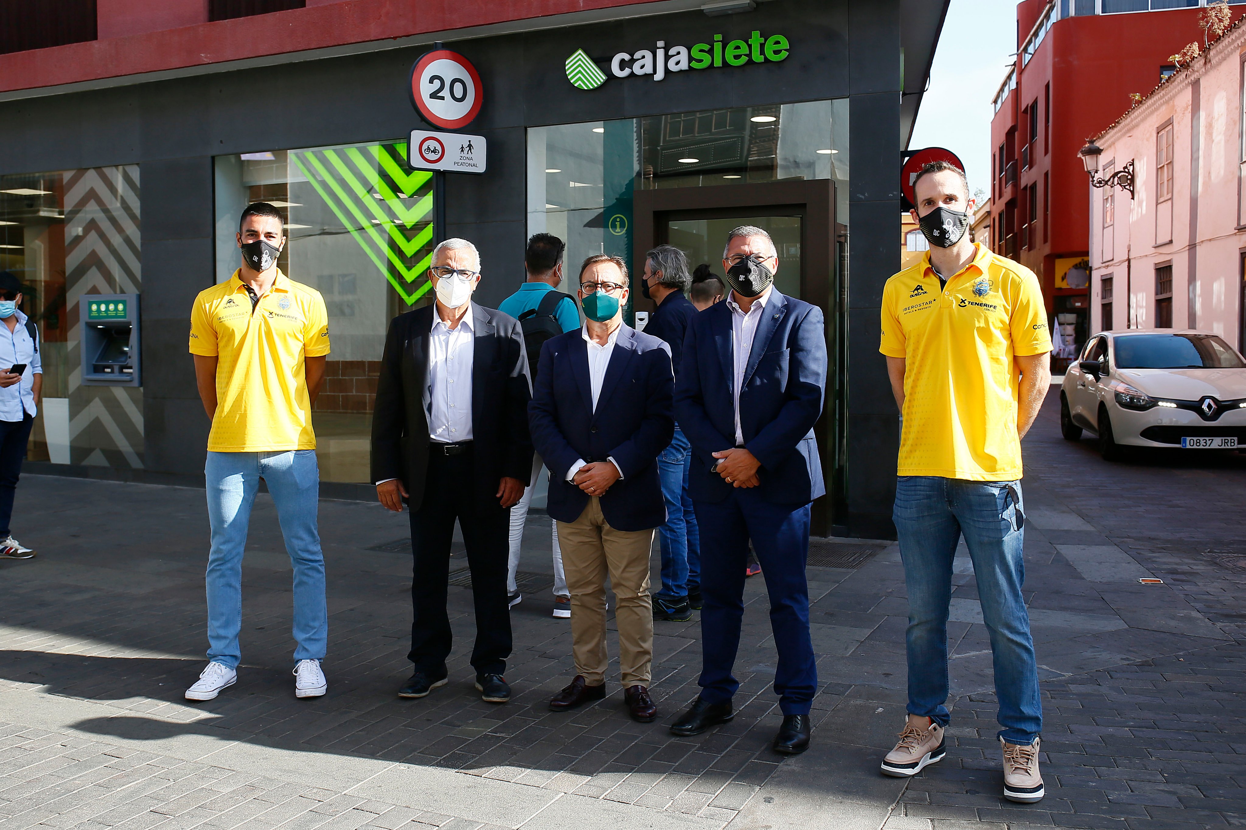 Foto con el Club de Baloncesto Canarias en nuestra oficina de Cajasiete La Carrera
